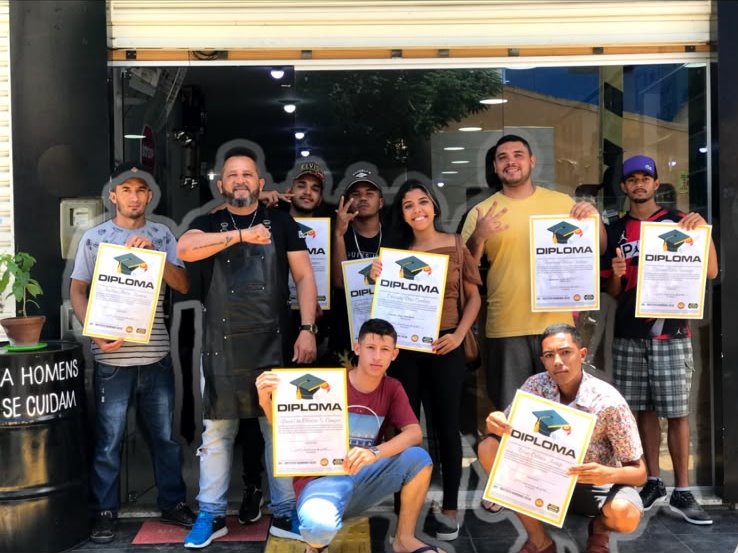 Turma formada em frente à Barbearia Executive