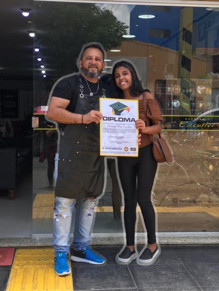 Aluna formada recebendo o diploma com o Raimundo